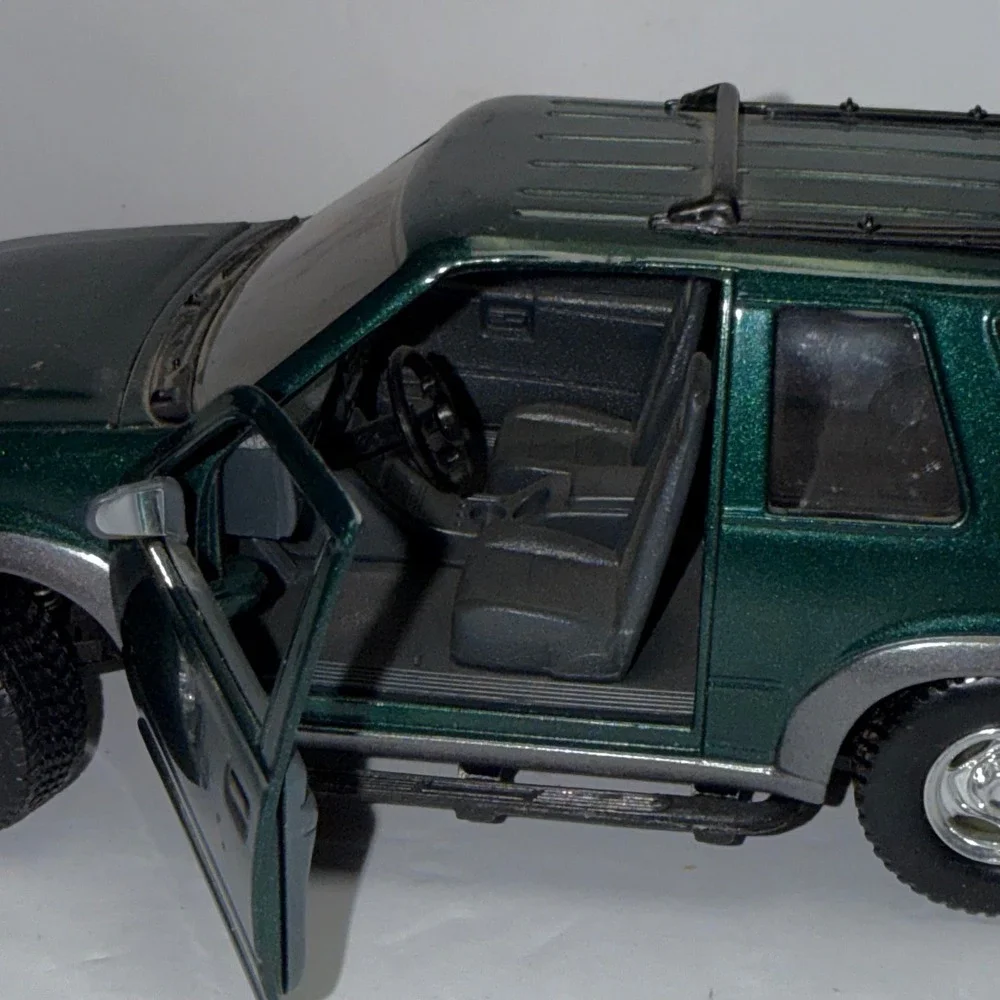 Redbox Ford Explorer Sport 90's  Diecast Model Car 1:24 Scale SUV Opening Doors